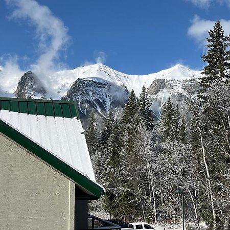 Banff Wood Lodge Канмор Экстерьер фото
