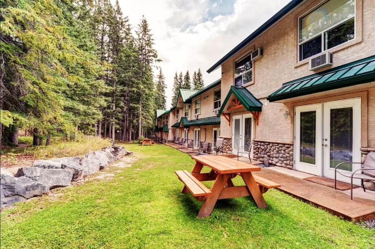 Banff Wood Lodge Канмор Экстерьер фото