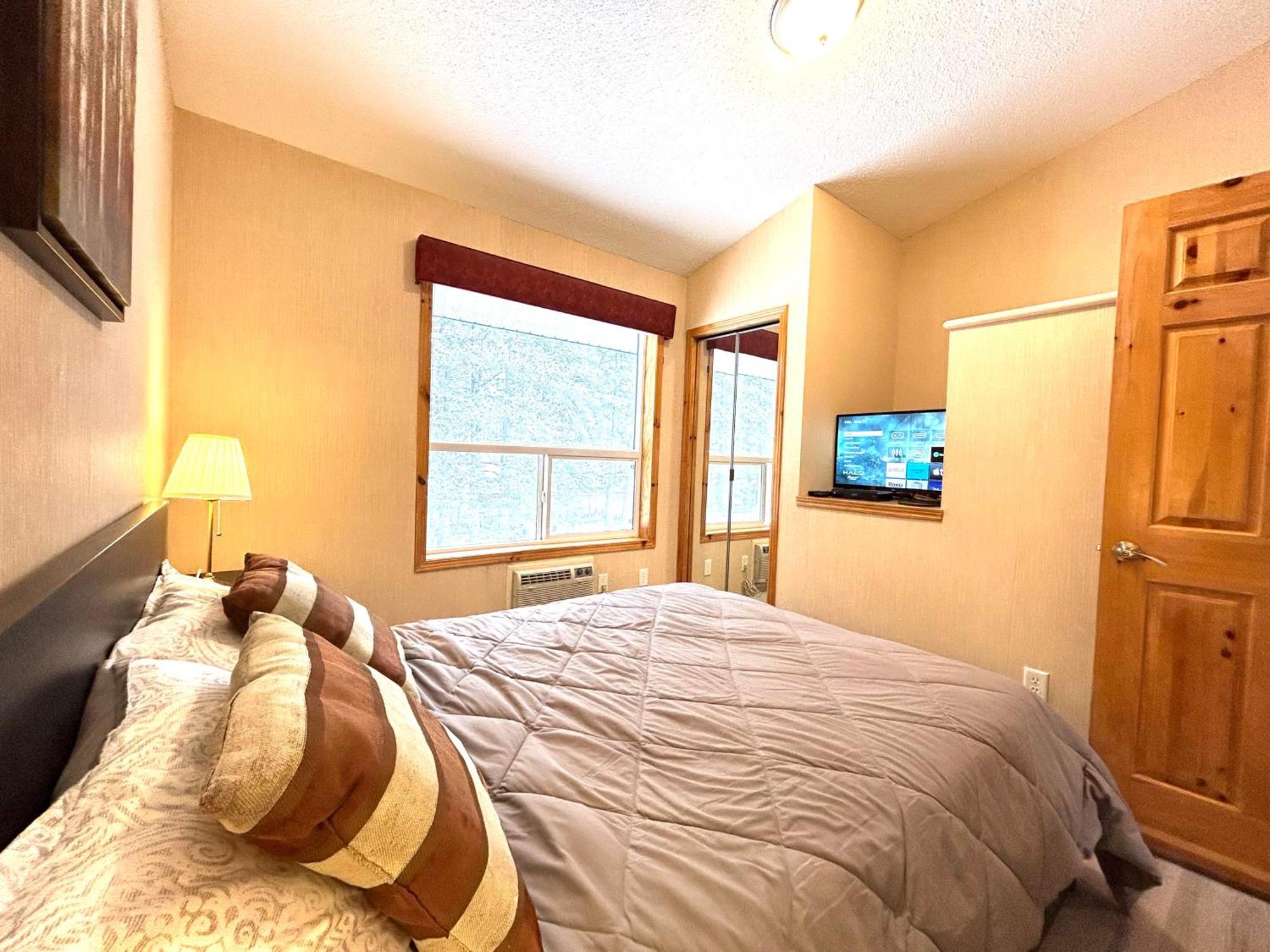 Banff Wood Lodge Канмор Экстерьер фото