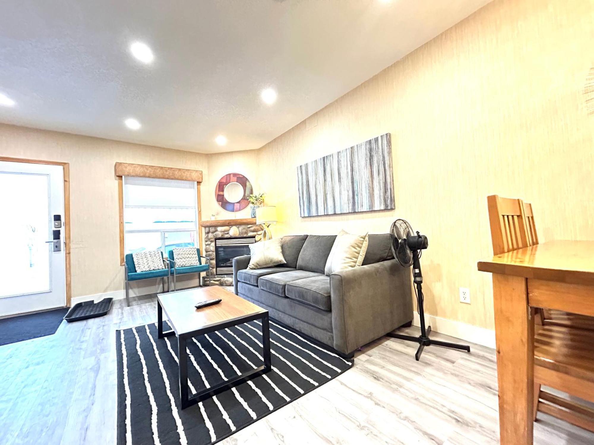 Banff Wood Lodge Канмор Экстерьер фото