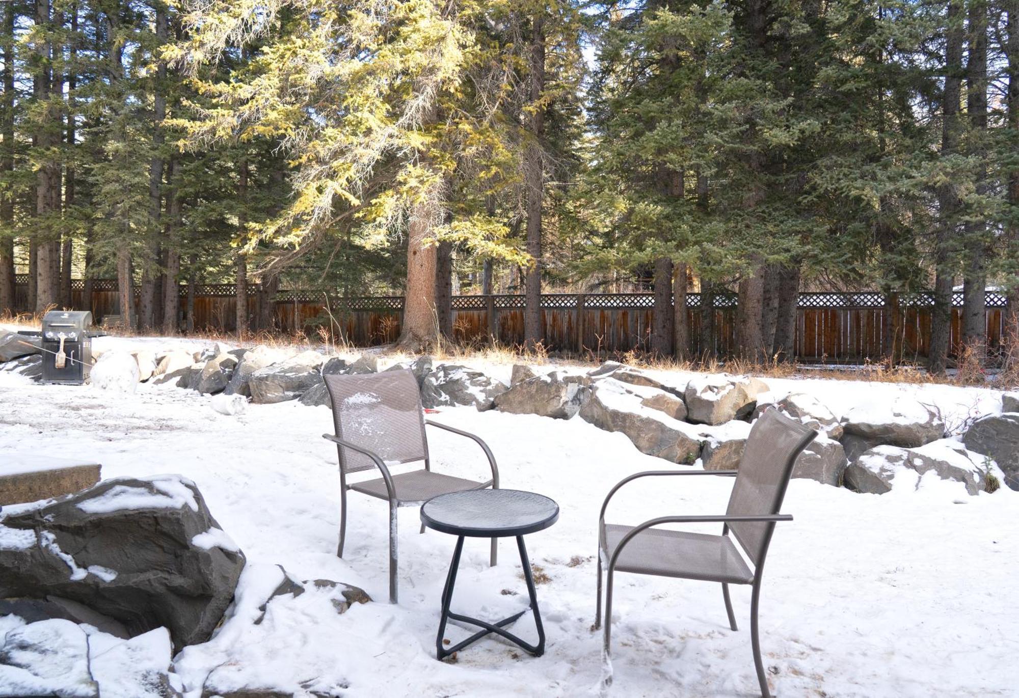Banff Wood Lodge Канмор Экстерьер фото