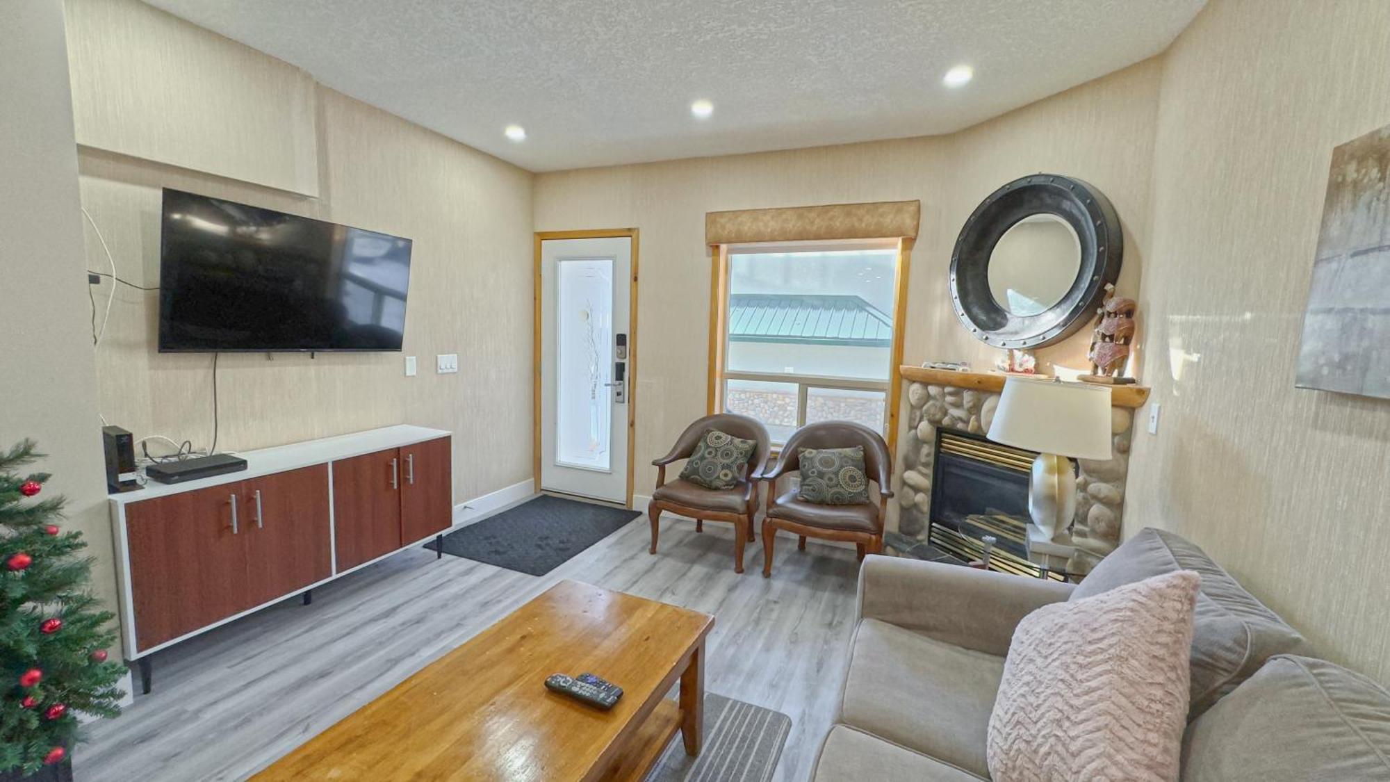 Banff Wood Lodge Канмор Экстерьер фото